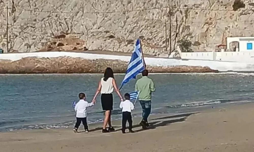 Ψέριμος: Η συγκινητική παρέλαση των δύο μικρών μαθητών, μετά από πολλά χρόνια